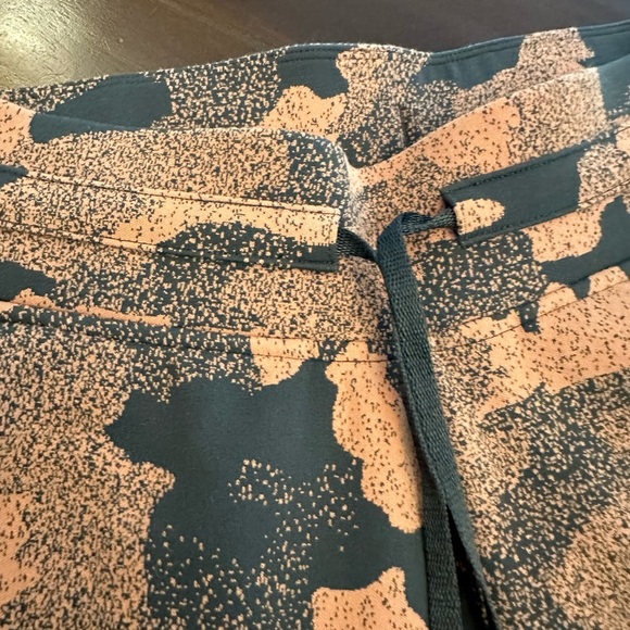 Lululemon Ready to Rulu Jogger 29"
Heritage Speckle Camo - Picture 8 of 9